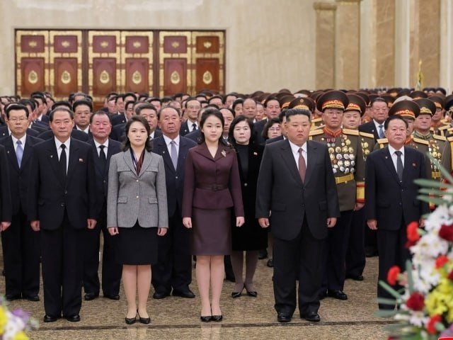 Ким Чен Иннинг қизи тахтга эҳтимолий ворис бўлишига ишора берилди 