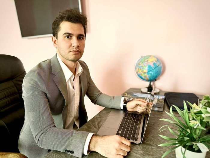 «Obrazovaniye za granisey — ne begstvo, a vklad v budushee strani»: kak Ulmas Gulyamov pomogayet studentam vistraivat globalnuyu karyeru