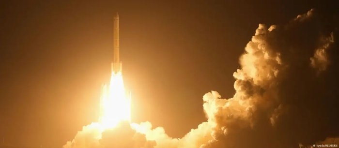 Япония Марс йўлдошидан тупроқ намуналарини олиб келиш учун космик аппарат учирди