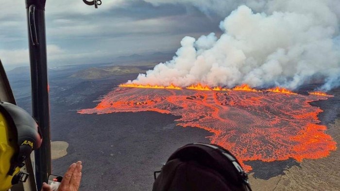 Islandiyada vulqon otilishi sababli sayyohlar va mahalliy aholi evakuasiya qilindi