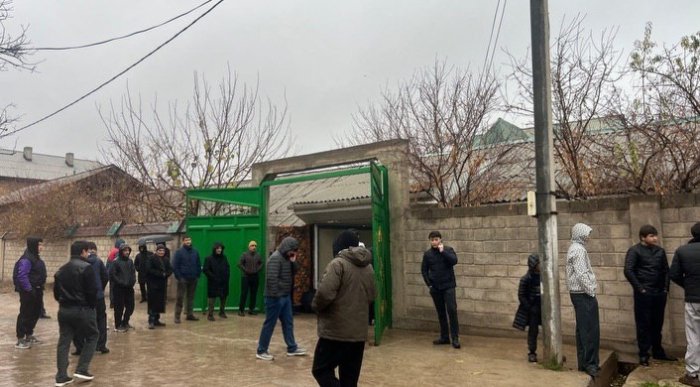 Tojikistonda Podmoskovye maktabida halok bo‘lgan 10 yoshli Qobiljon Aliyev bilan xayrlashuv marosimi o‘tkazilmoqda