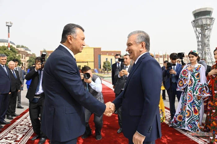 O‘zbekiston Prezidenti amaliy tashrif bilan Tojikistonga bordi