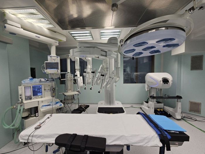 Ўзбек шифокорларига робот-жарроҳ ассистенти таништирилди — ССВ