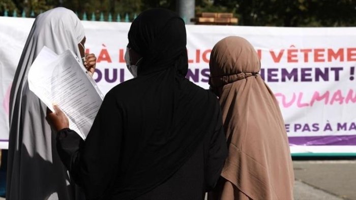 Fransuz deputati: Islamofobik hujumlarning 70–80 foizi hijobdagi ayollarga qaratilgan