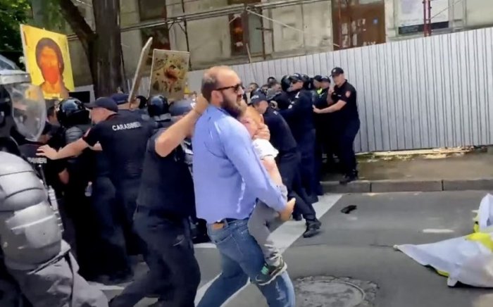 Диндорлар ва жинсий озчиликлар вакиллари ўртасида тўқнашув рўй берди