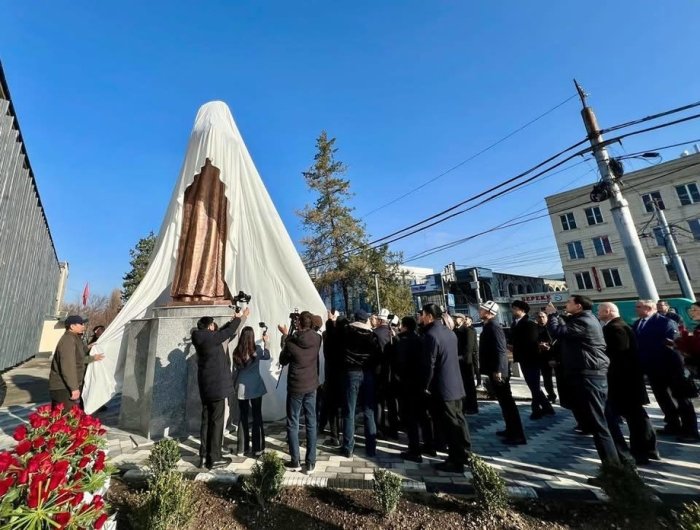 Qirg‘izistonning O‘sh shahrida Alisher Navoiy haykali ochildi