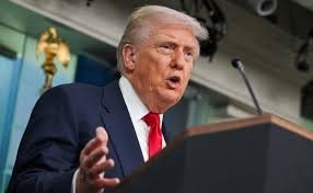 Tramp marixuanani “uncha xavfli bo‘lmagan" dorilar qatoriga kiritishni o‘ylamoqda