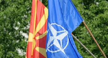 Makedoniya parlamentiga kirishda NATO bayrog‘i o‘rnatildi