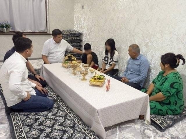 Jizzaxda otasi kaltaklagan opa-uka bolalar uyiga joylashtirildi