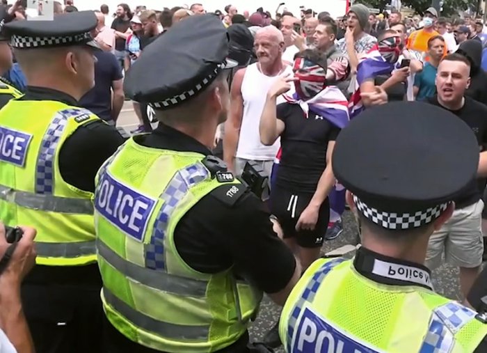 Британия ёнмоқда: Мамлакатдаги йирик тартибсизликларнинг асл сабаби нима?