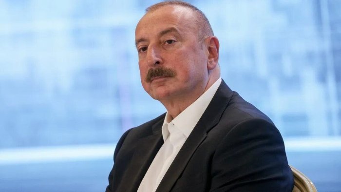 Boku Qozog‘istonda halokatga uchragan AZAL samolyoti bilan bog‘liq hodisani ataylab uyushtirilgan hujum natijasi deb hisoblamaydi