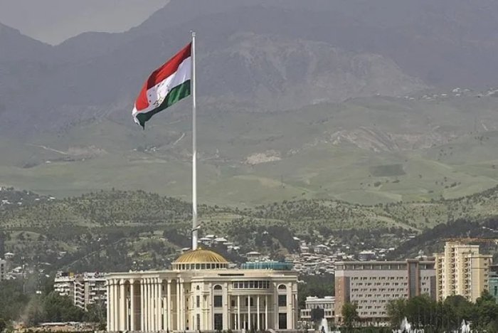 Tojikiston hukumati davlat to‘ntarishining oldini olish bahonasida bir qancha taniqli siyosatchilar va sobiq dala qo‘mondonlarini hibsga olgan