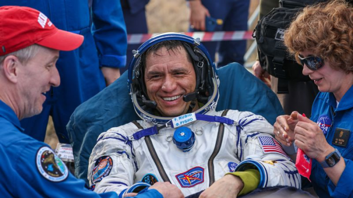 Космосда 371 кун бўлган астронавтлар Ерга қайтди