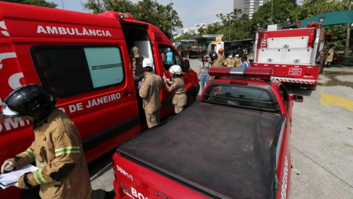 Braziliyada yo‘lovchi avtobusi ag‘darilib ketdi, qurbonlar bor