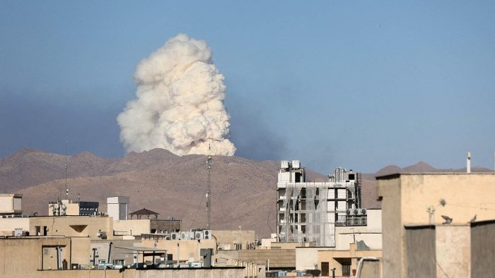 AQSh Tehronni Eron yadro inshootlariga zarba berish haqida ikki soat oldin ogohlantirgan