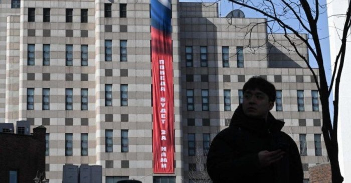 Rossiya elchixonasida “G‘alaba bizniki bo‘ladi” iborasi yozilgan banner osildi