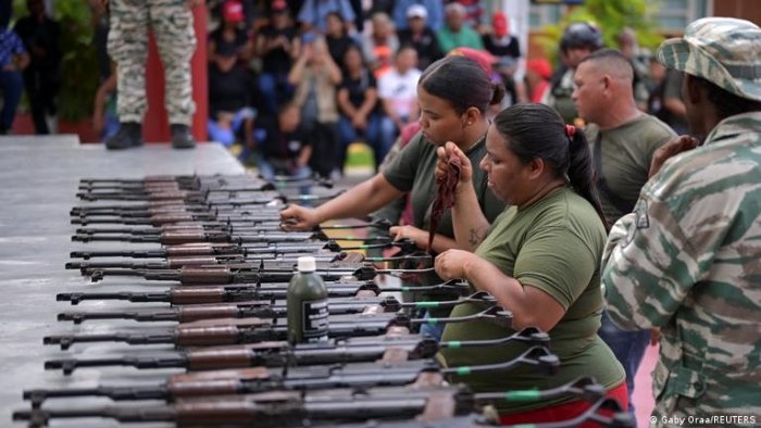 Venesuelada xalqqa qurol tarqatish boshlandi