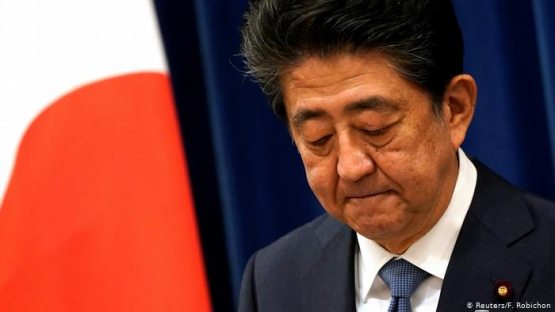 Синдзо Абэ бошчилигидаги Япония ҳукумати тўлиқ таркибда истеъфога чиқди