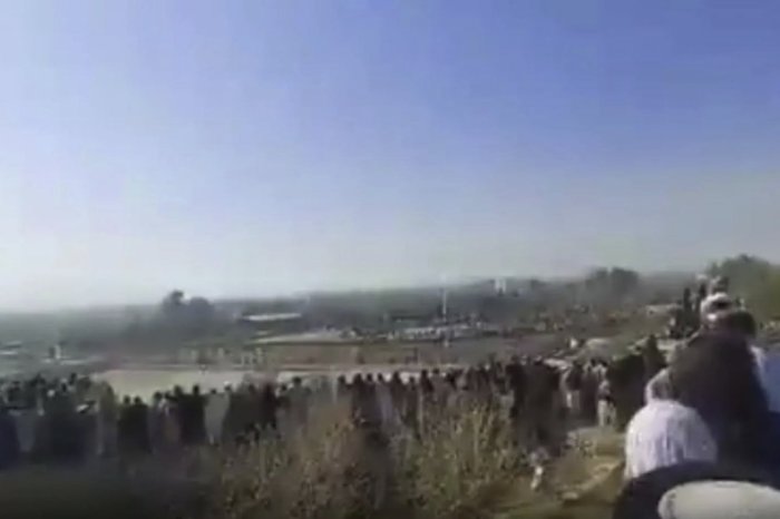 Афғонистонда 13 ёшли бола оиласининг қотилини 80 минг киши олдида қатл қилди