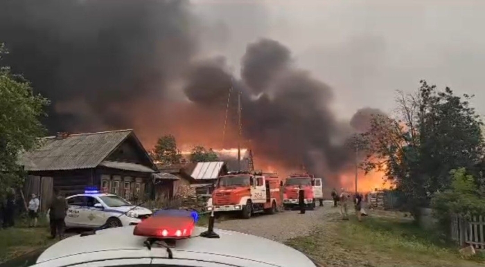 Россиянинг Свердловск вилоятидаги қишлоқларнинг бирида катта ёнғин юзага келган