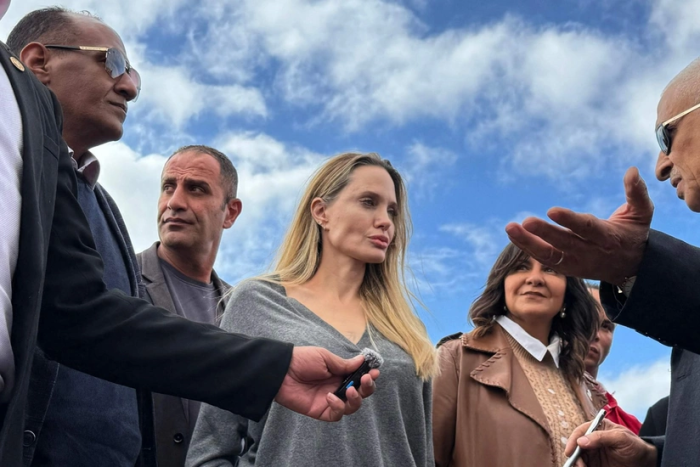 Анжелина Жоли Рафаҳ назорат пунктига ташриф буюрди