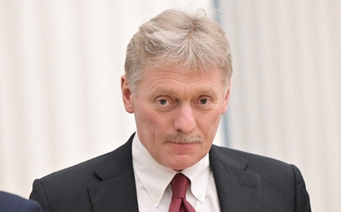 Песков Франциянинг журналистларга виза беришдан бош тортишини дискриминация деб атади