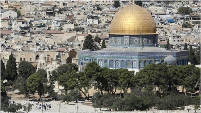 Yuzlab yahudiy mutaassiblari Al-Aqso masjidiga bostirib kirishdi