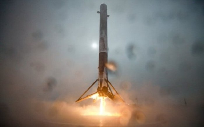 Falcon 9 raketasining birinchi bosqichi dengiz platformasiga qo‘nayotganda ag‘darilib ketdi