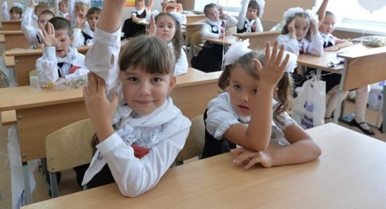 Deputatlar: Maktablarga pullik qabullarni joriy qilish Konstitusiyaga zid!