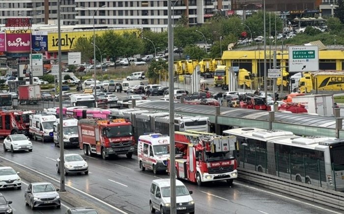 Istanbul metrobusining qulashi oqibatida kamida 40 kishi jarohatlandi, bir kishi halok bo‘ldi