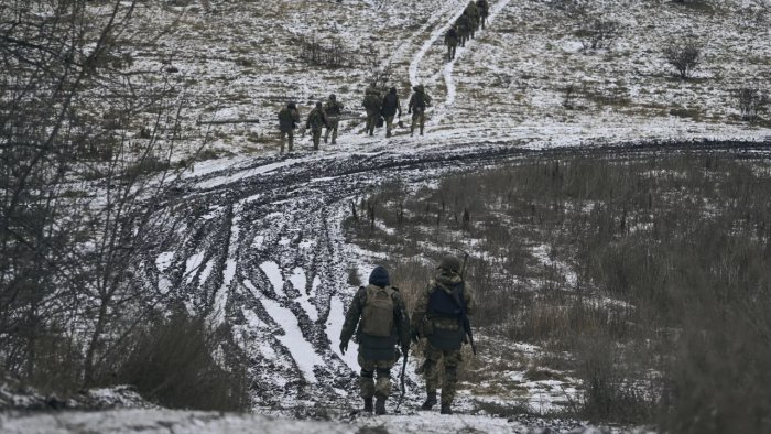 Жанг майдонини рухсатсиз тарк этаётган Украина ҳарбийлари сони ортмоқда — ОАВ