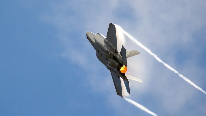Калифорнияда F-35 қирувчи самолёти ҳалокатга учради