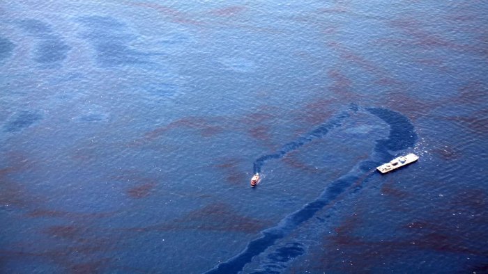 Meksikada dengizdan 400 tonnadan ortiq neft yig‘ib olindi