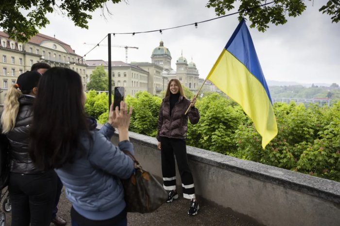 Швейцария украиналик қочоқлар учун янги қоидаларни жорий этади