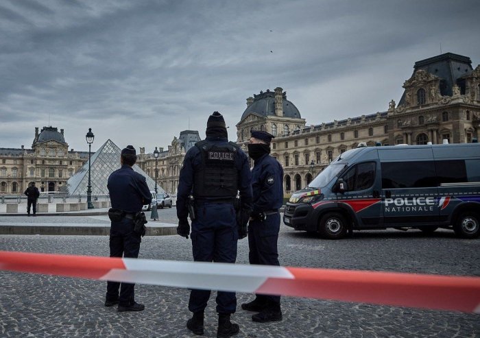 Luvrdagi o‘g‘rilik ishi bo‘yicha gumonlanuvchilardan biri ozod etildi