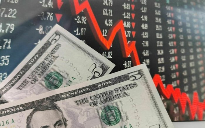 AQSh dollari indeksi markaziy bank rahbarining ishdan ketishi haqidagi mish-mishlar tufayli qariyb 1 foizga tushdi