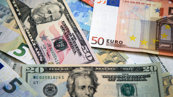 Москва биржасида доллар ва евро курслари тенглашди