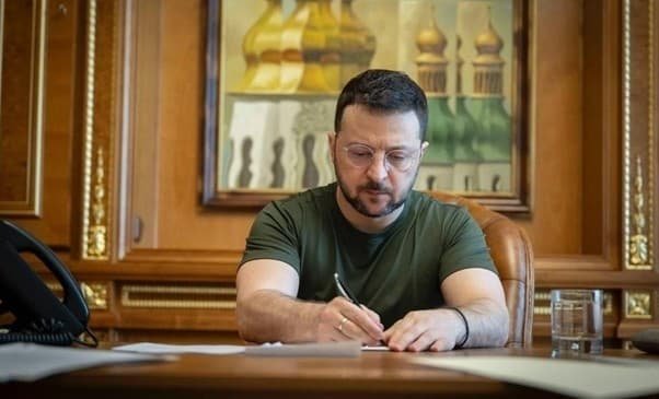 Зеленский рус тилини ҳимоя қилинадиган тиллар рўйхатидан чиқарувчи қонунни имзолади