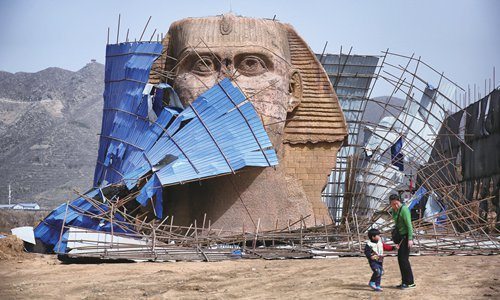 Миср ва Хитой Сфинкс нусхаси устида баҳслашмоқда
