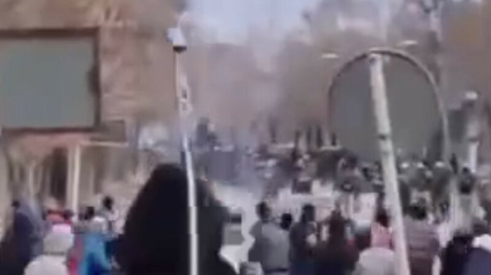 Eron kuchishlatar tuzilmalari namoyishchilarga pulemyotdan o‘q uzmoqda