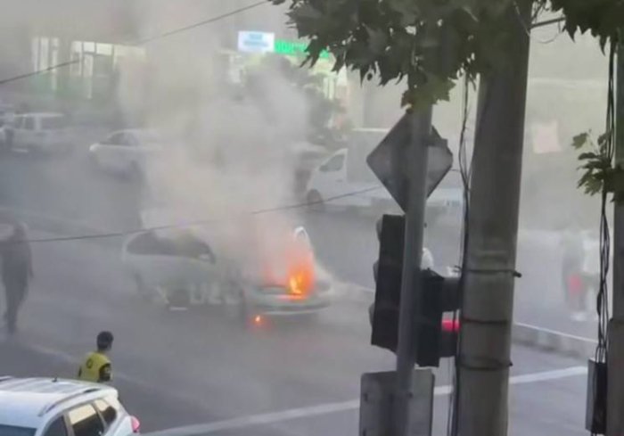 Toshkentda Nissan avtomobili yonib ketdi
