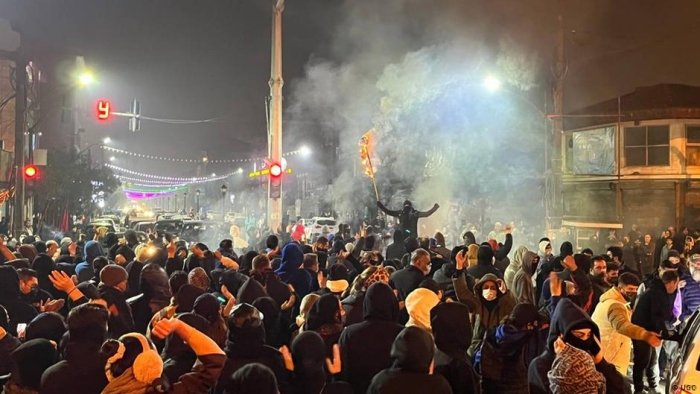 Эронда норозилик намойишлари пайтида қарийб 300 киши ҳибсга олинди