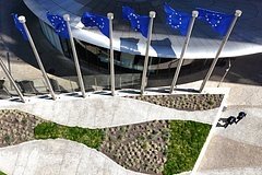 Европарламент депутати: Европа Иттифоқи АҚШ учун «фойдали аҳмоқ» ролини ўйнамоқда