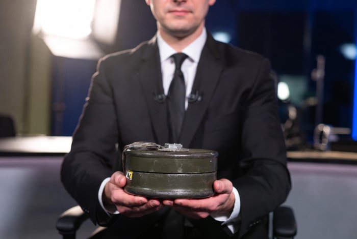 Польшалик депутат интервьюга мина билан келди