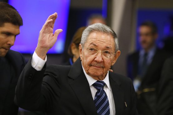 Раул Кастро Куба Коммунистик партияси раҳбарлигидан кетишини маълум қилди