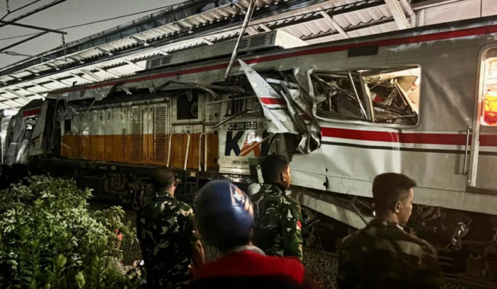 Индонезияда иккита поезд тўқнашди, қурбонлар бор