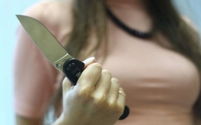 Мюнхенда ўтиб кетаётган инсонларга пичоқ билан ҳужум қилган аёл отиб ўлдирилди