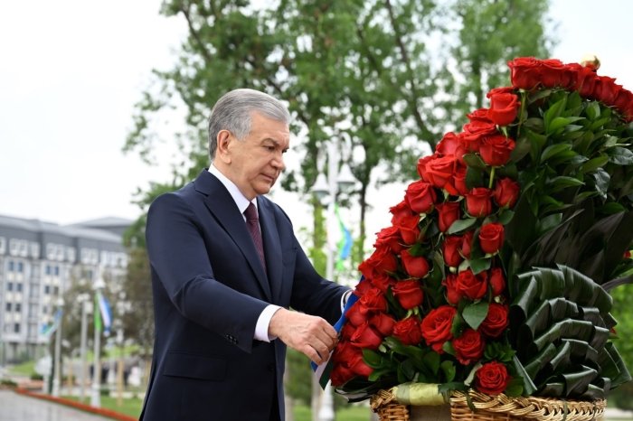 Президент "Хотира нури" композицияси билан танишди