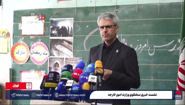 Эрон ТИВ матбуот котиби Теҳронга уюштирилган ҳужумлардан зарар кўрган мактабда матбуот анжумани ўтказди