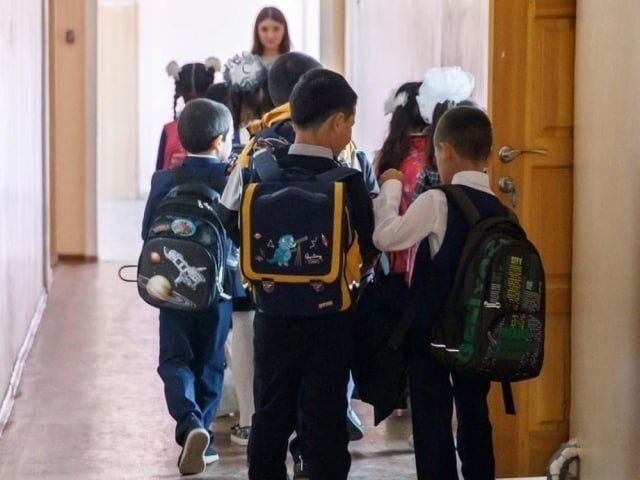 Россияда мигрантларнинг болаларига мактабда бепул таълимни тақиқлаши мумкин